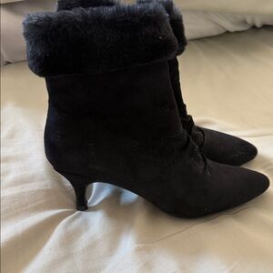 Chic Black Fur-Trimmed Heeled Boots